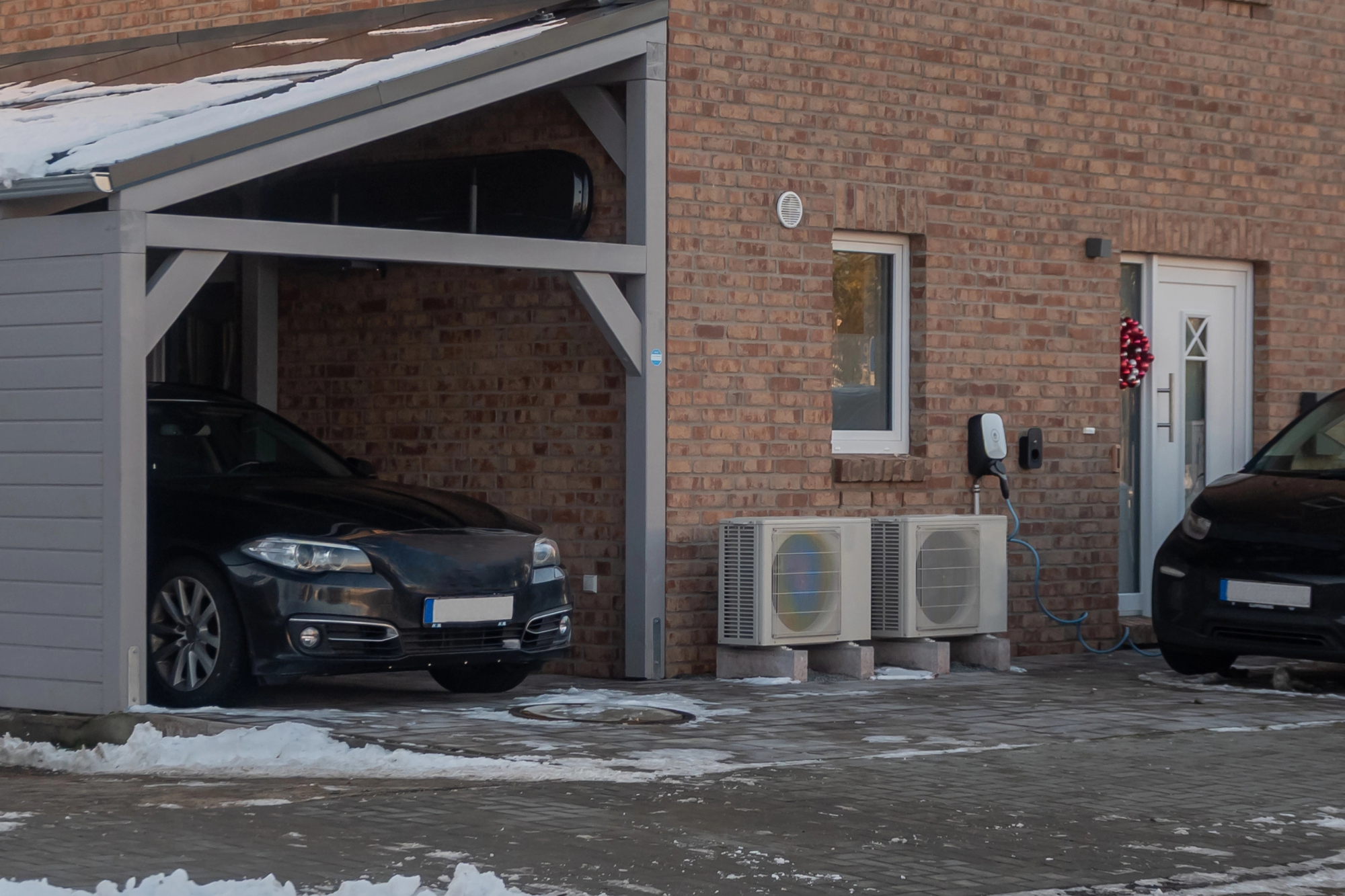 Leseni nadstrešek za avto je trajnostna rešitev zaščite za vozilo